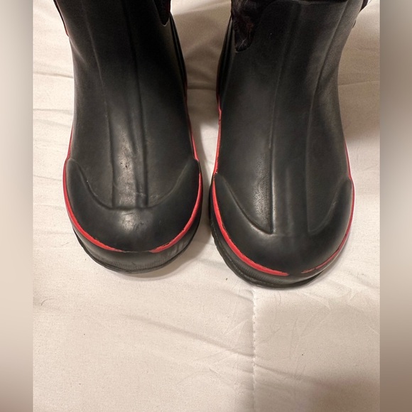 Bogs size 12 kids - black rubber with red creepy crawly (spiders) preloved - Picture 5 of 7